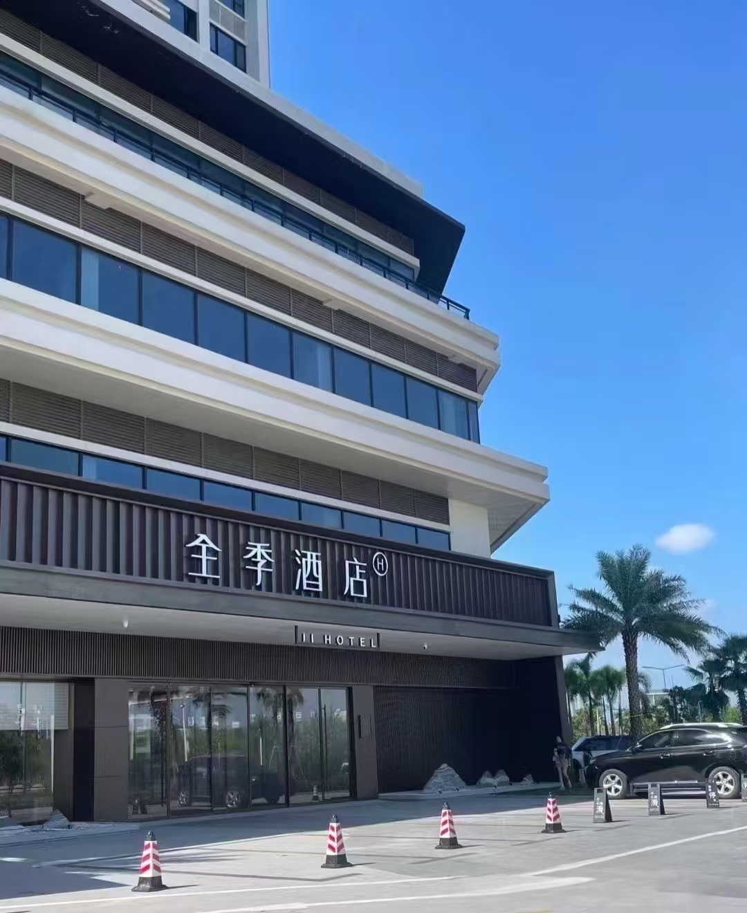 一塊會發(fā)光的金屬板，如何讓空間價值翻倍？——揭秘不銹鋼長城板的工藝與高端應(yīng)用
